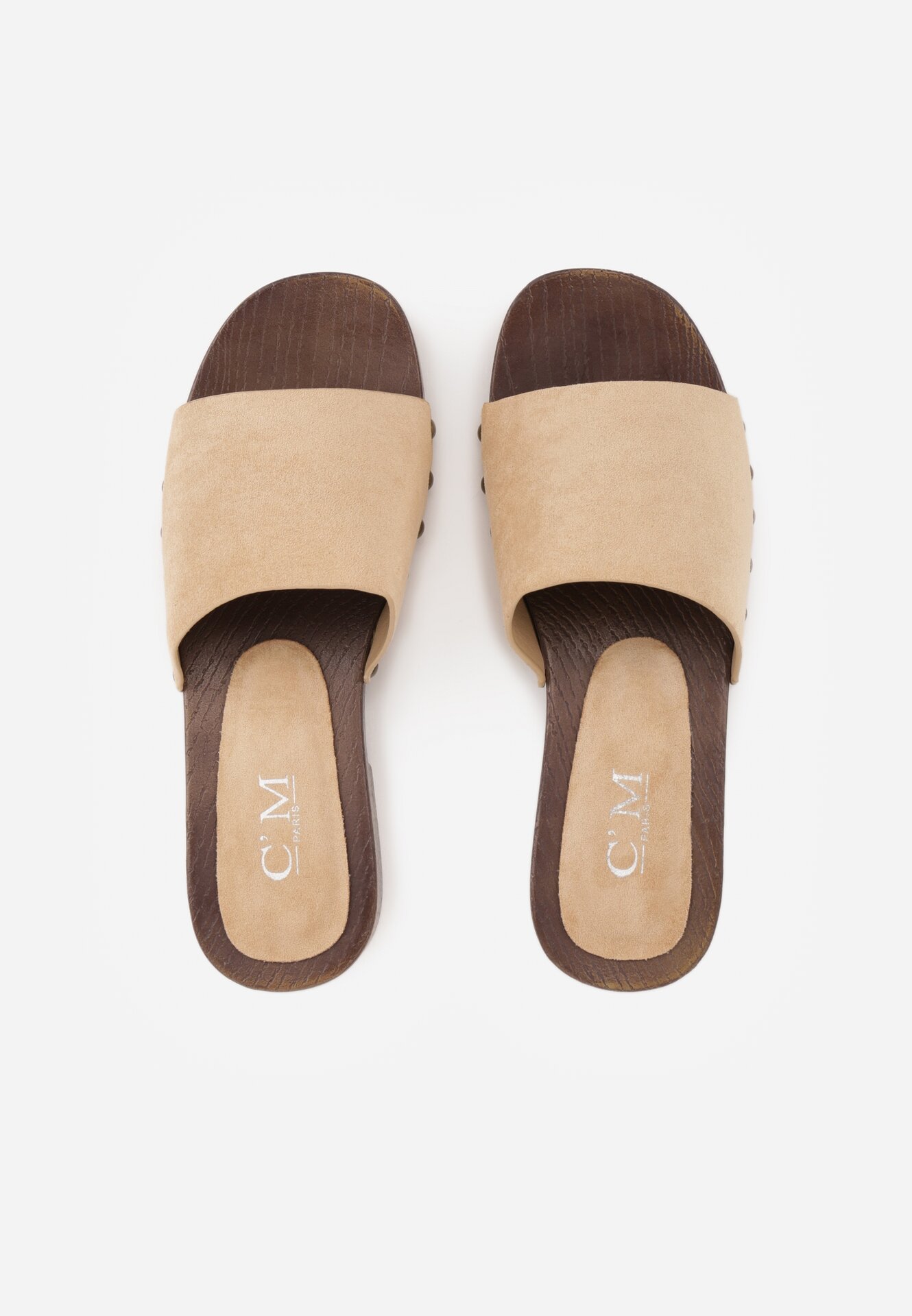 Beżowe Klapki Ozdobione Nitami Jehlone