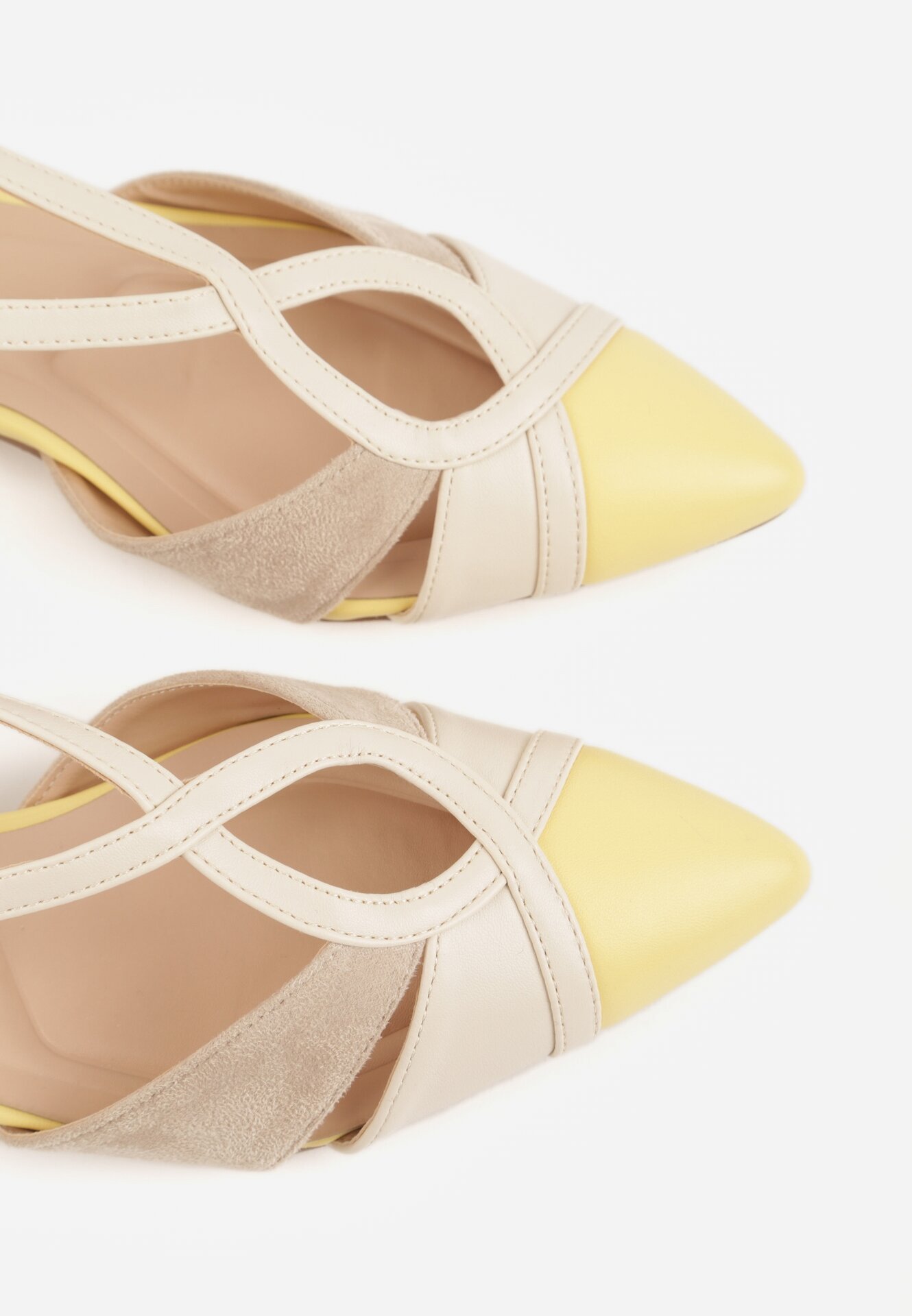 Żółte Czółenka na Obacasie z Wycięciami i Metalicznymi Paskami Prosilis