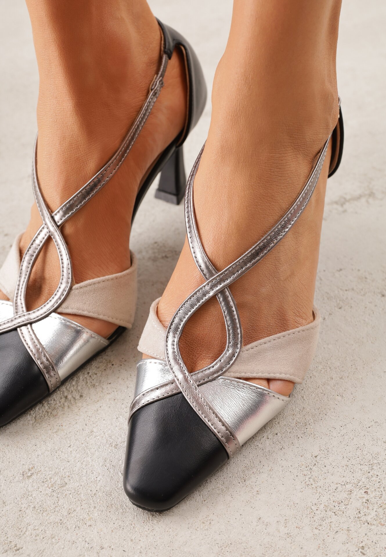 Czarne Czółenka na Stożkowym Obcasie z Metalicznymi Paskami Iphophi