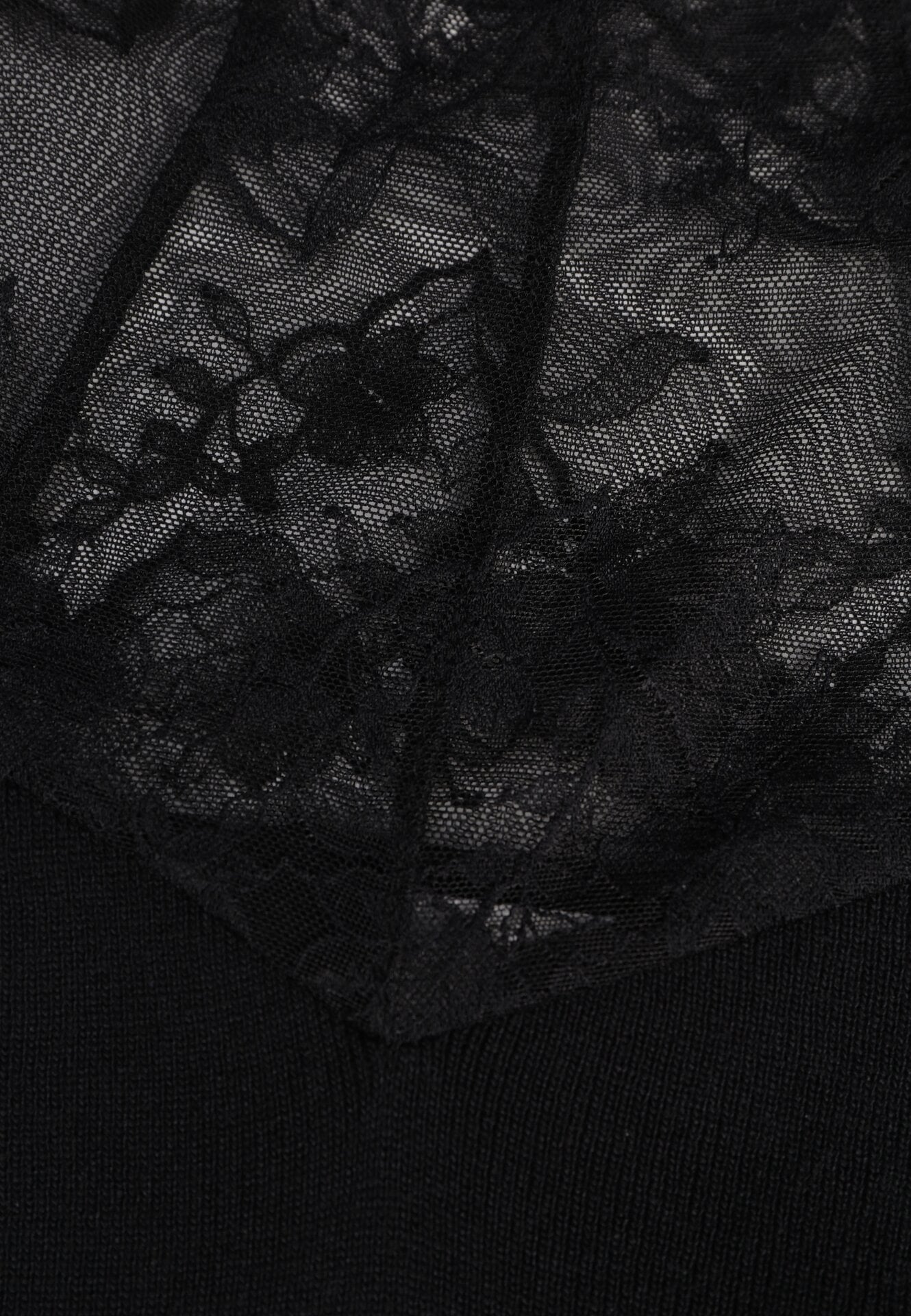 Czarny Dopasowany Sweter z Półgolfem z Wiskozą Zdobiony Koronkową Siateczką Genna