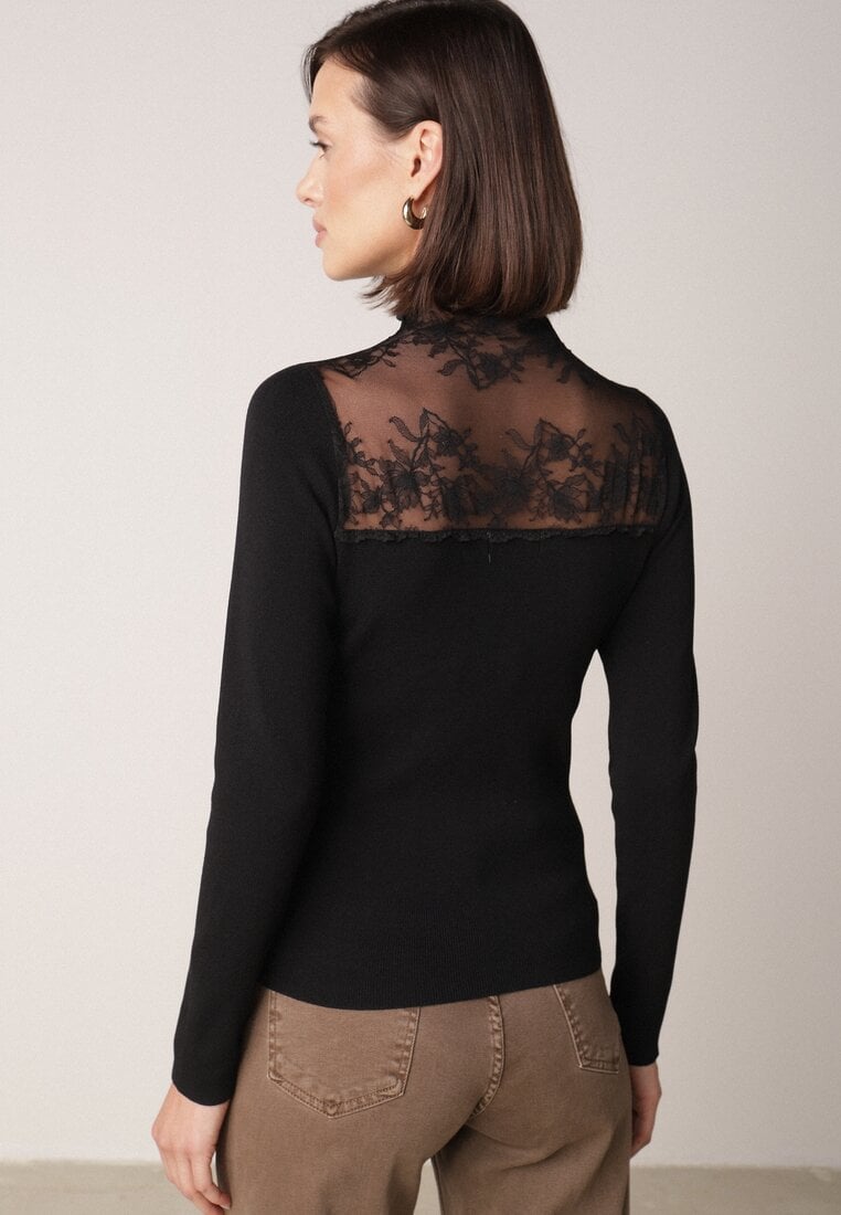Czarny Dopasowany Sweter z Półgolfem z Wiskozą Zdobiony Koronkową Siateczką Genna