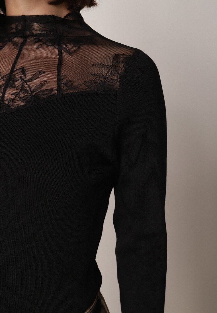 Czarny Dopasowany Sweter z Półgolfem z Wiskozą Zdobiony Koronkową Siateczką Genna