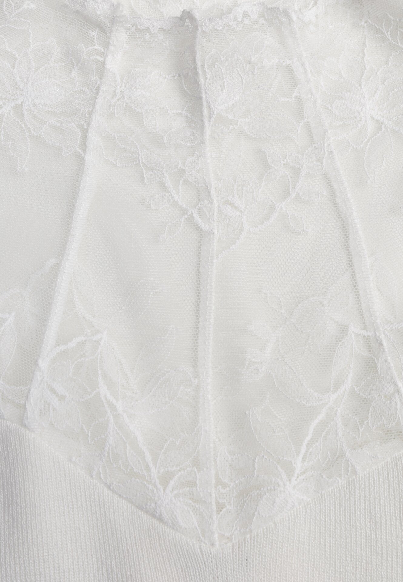Biały Dopasowany Sweter z Półgolfem z Wiskozą Zdobiony Koronkową Siateczką Genna