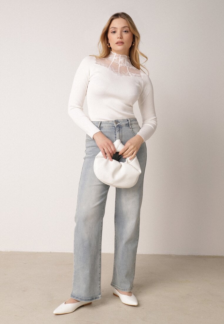Biały Dopasowany Sweter z Półgolfem z Wiskozą Zdobiony Koronkową Siateczką Genna