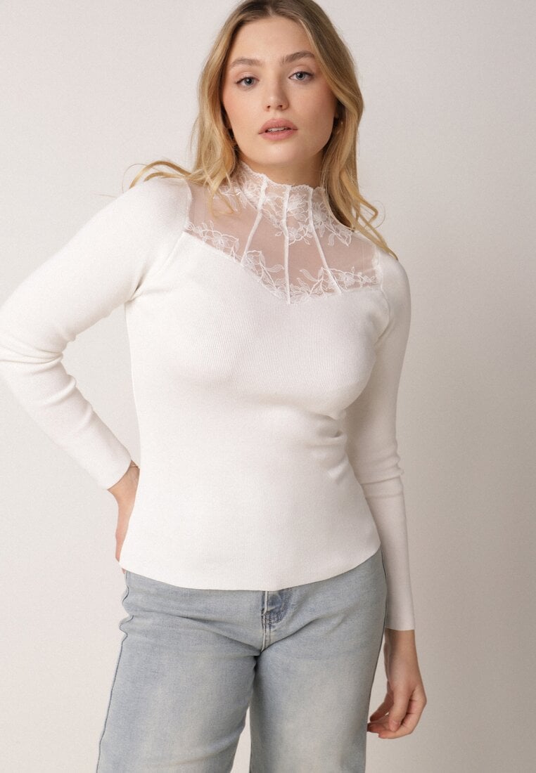 Biały Dopasowany Sweter z Półgolfem z Wiskozą Zdobiony Koronkową Siateczką Genna
