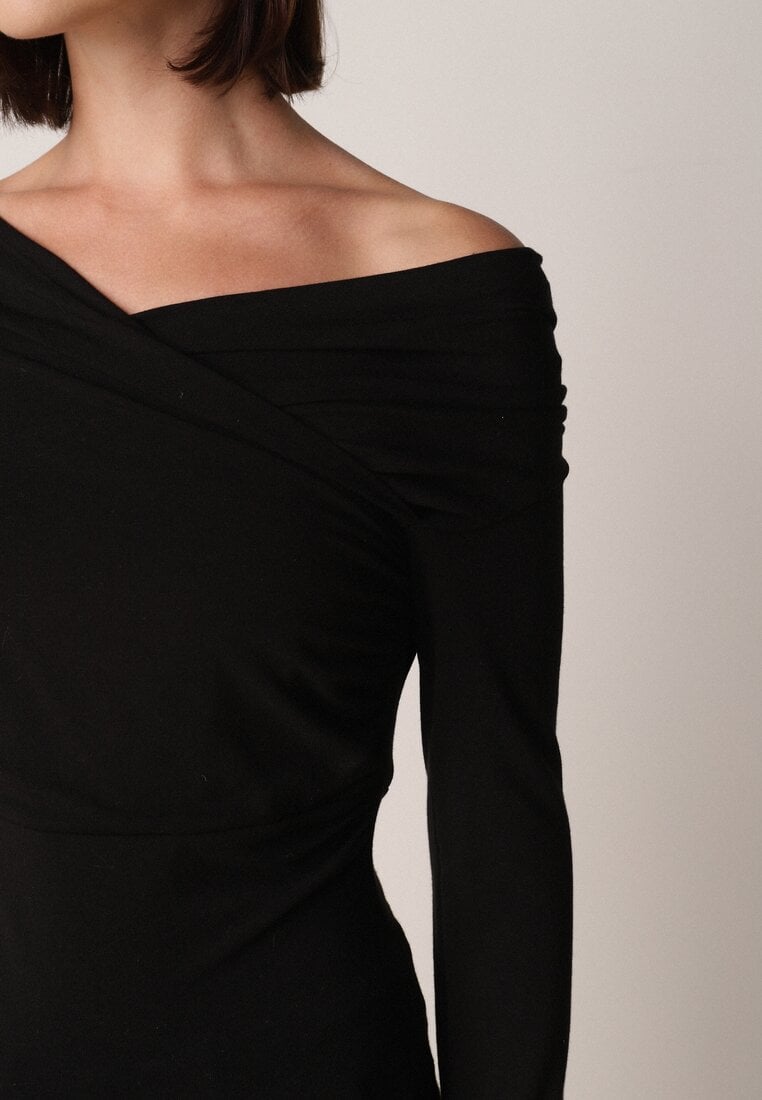 Czarna Bluzka z Bawełną Dekoltem Typu Łódka i Marszczeniem  Typhatos