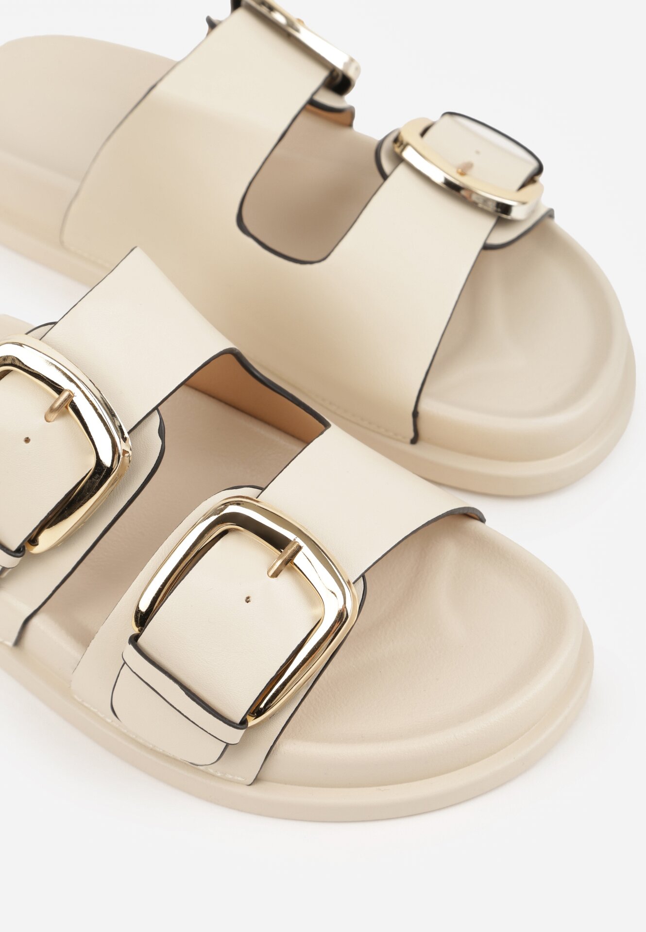 Beżowe Klapki Ozdobione Dwoma Paskami i Klamrami Jilryna