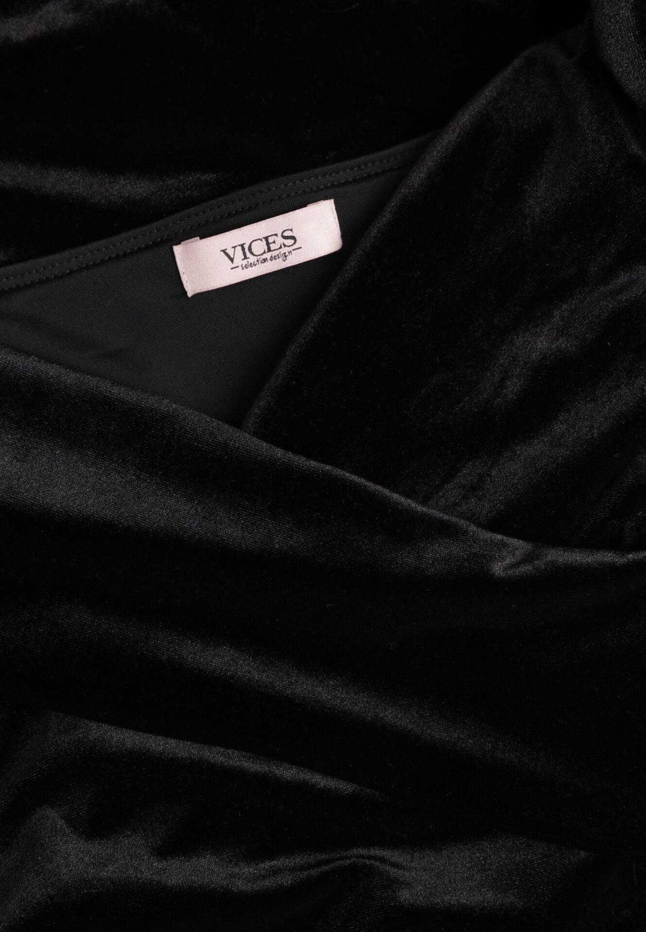 Czarna Welurowa Sukienka Wieczorowa VICES z Odkrytymi Ramionami Vheslith