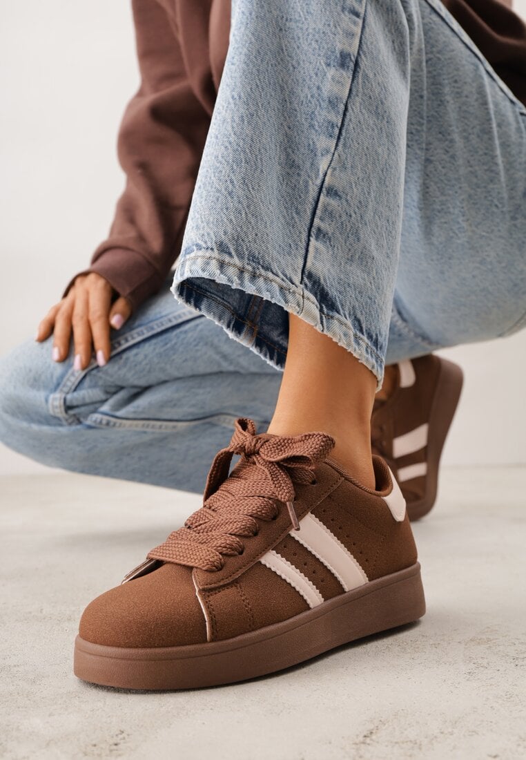 Brązowo-Białe Sneakersy z Ozdobnymi Naszywkami z Boku Galdexis