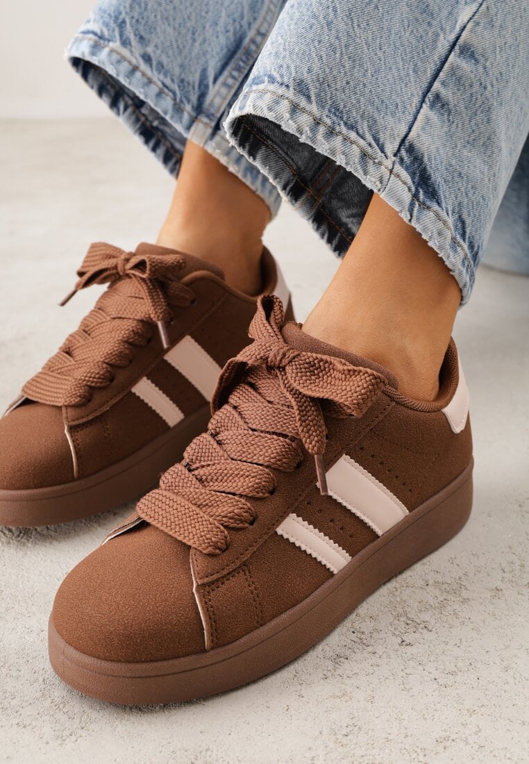 Brązowo-Białe Sneakersy z Ozdobnymi Naszywkami z Boku Galdexis