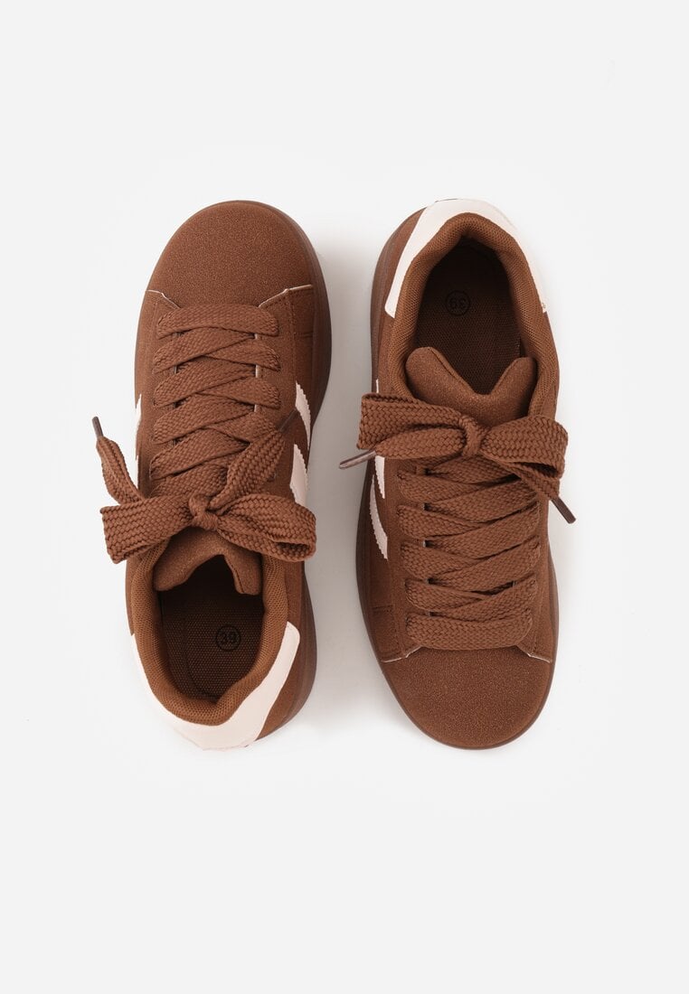 Brązowo-Białe Sneakersy z Ozdobnymi Naszywkami z Boku Galdexis