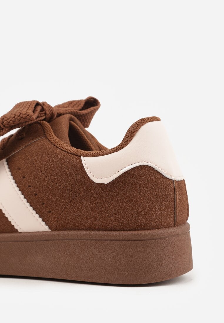 Brązowo-Białe Sneakersy z Ozdobnymi Naszywkami z Boku Galdexis