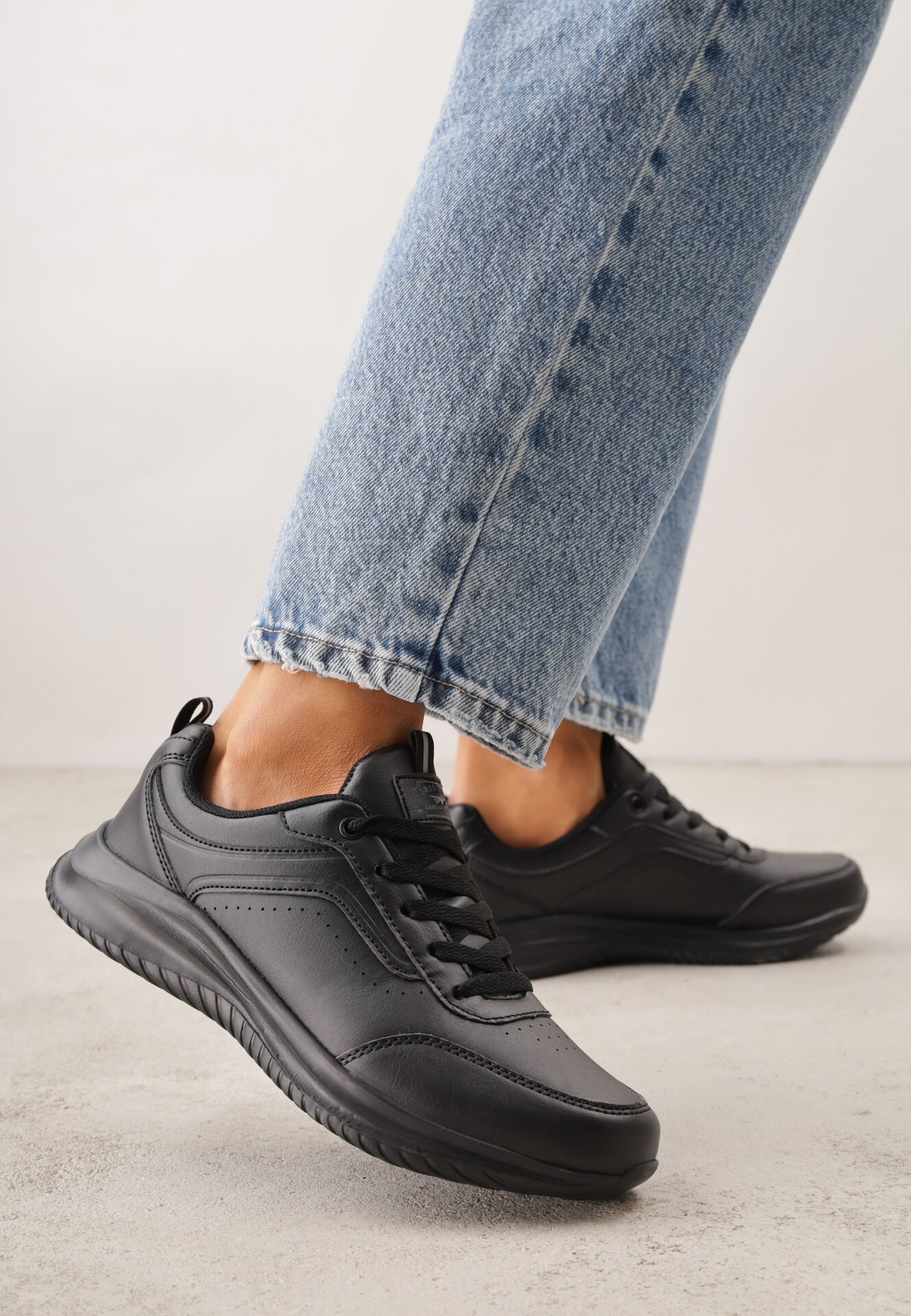 Czarne Sznurowane Buty Sportowe z Cholewką przed Kostkę z Przeszyciami Tereditee