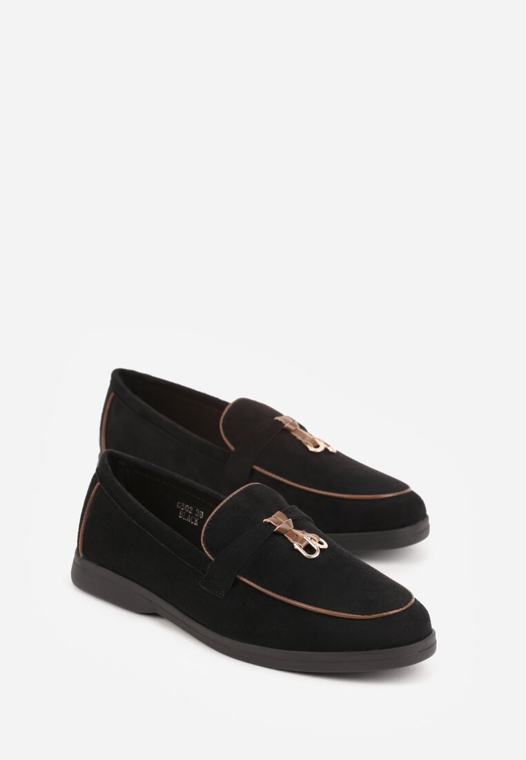 Czarne Mokasyny z Imitacji Zamszu Zdobione Aplikacją z Zawieszkami Peleg