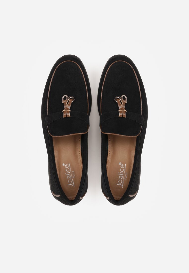 Czarne Mokasyny z Imitacji Zamszu Zdobione Aplikacją z Zawieszkami Peleg