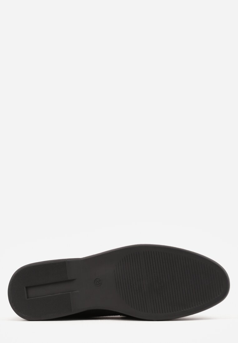 Czarne Mokasyny z Imitacji Zamszu Zdobione Aplikacją z Zawieszkami Peleg