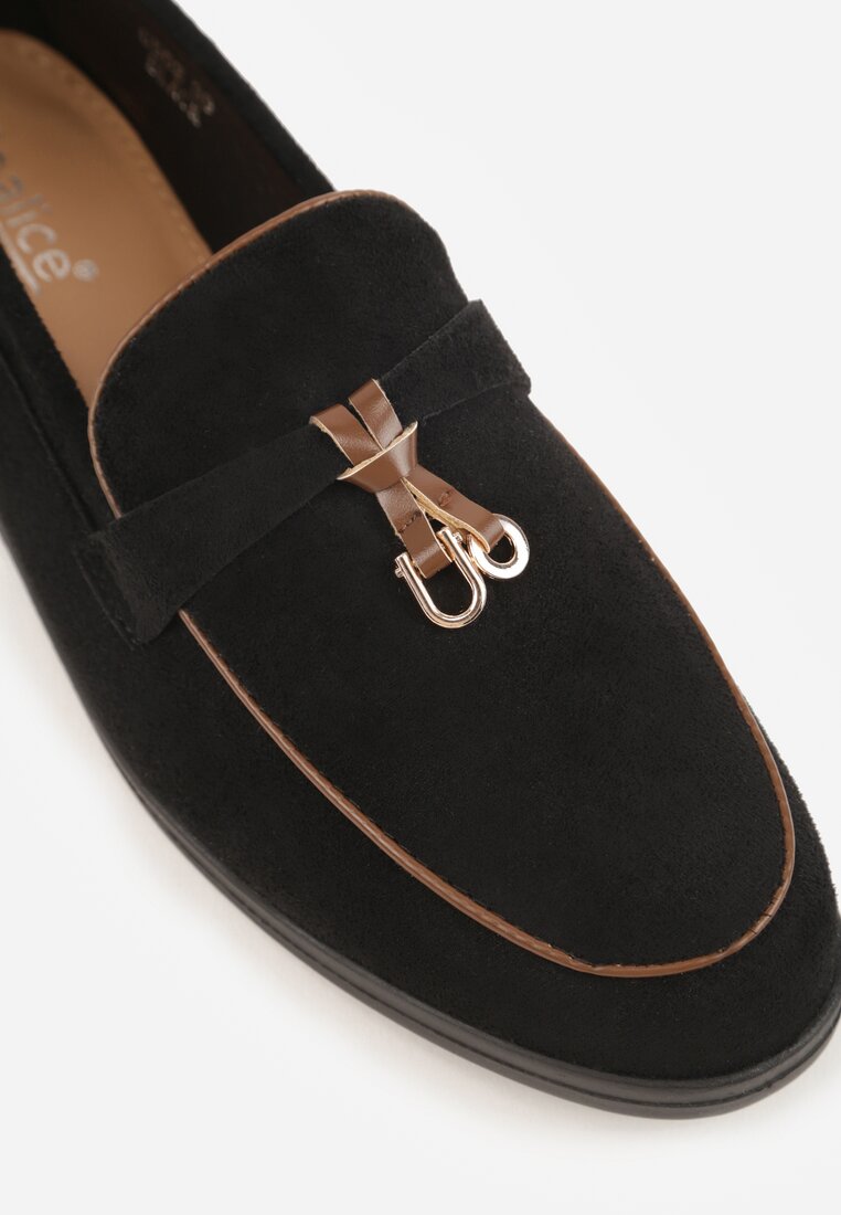 Czarne Mokasyny z Imitacji Zamszu Zdobione Aplikacją z Zawieszkami Peleg