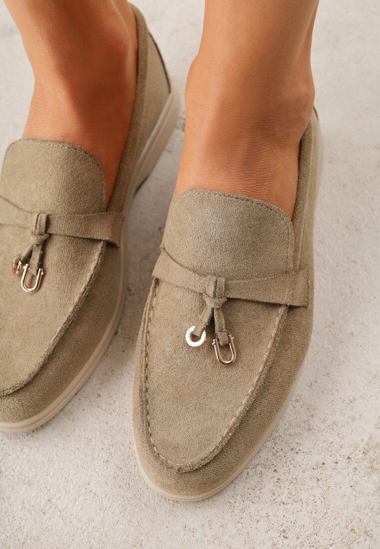 Jasnozielone Mokasyny z Imitacji Zamszu z Ozdobnym Przeszyciem i Zawieszką Veleyra