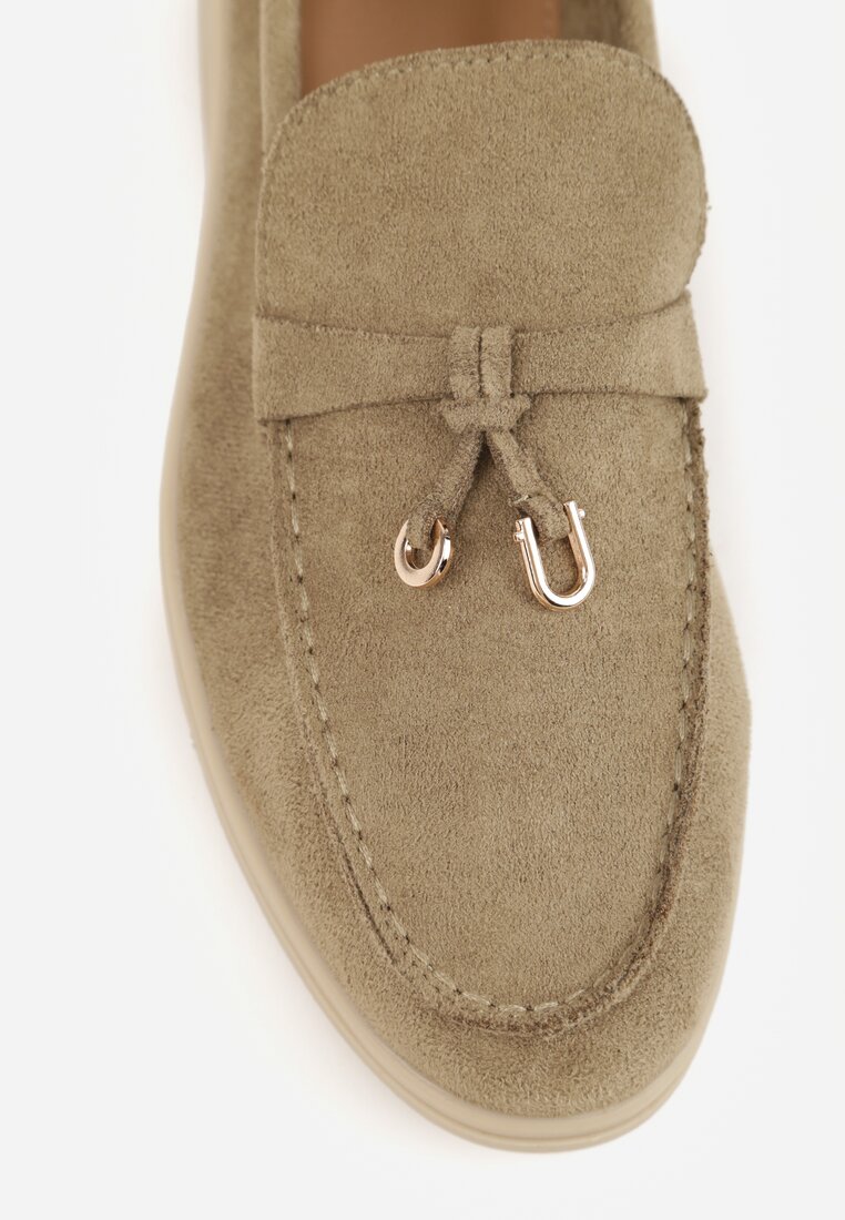 Jasnozielone Mokasyny z Imitacji Zamszu z Ozdobnym Przeszyciem i Zawieszką Veleyra