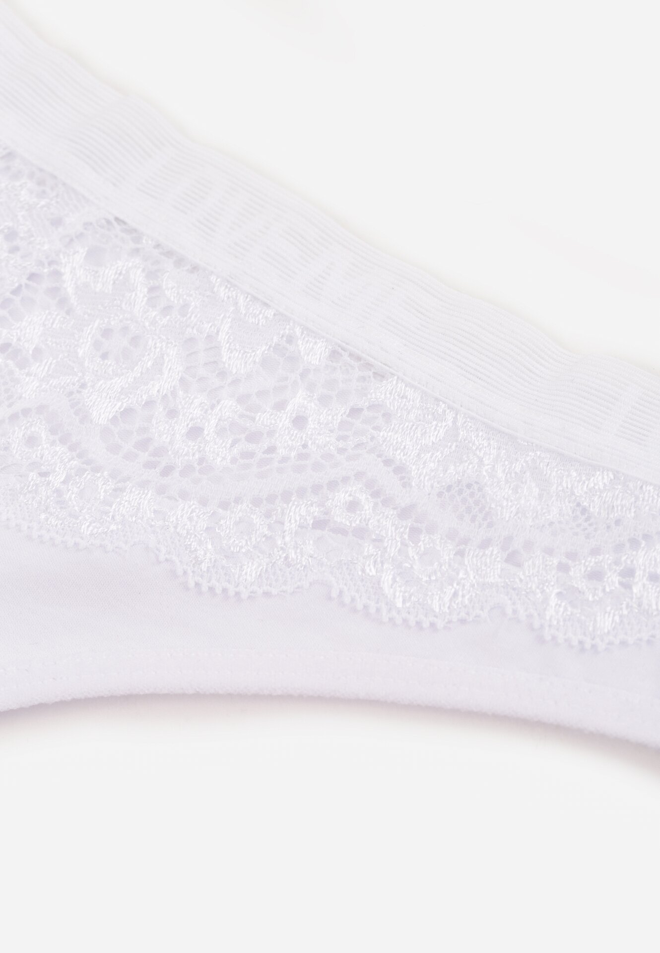 Białe Majtki Stringi z Bawełną Ozdobione Koronką Thelanthe