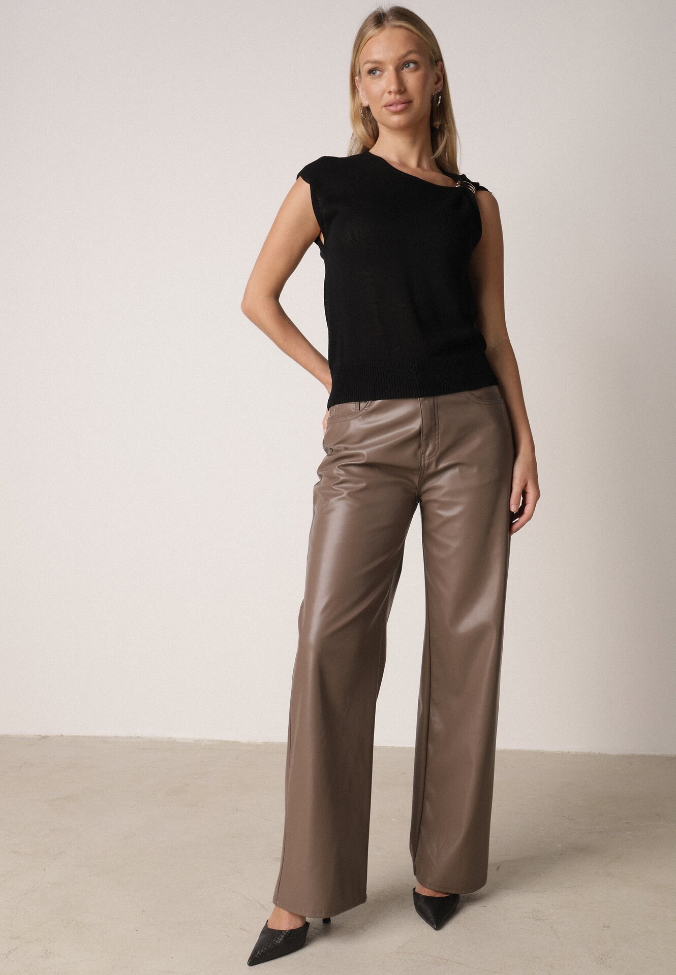 Czarna Dzianinowa Bluzka z Wiskozy Bez Rękawów z Biżuteryjną Aplikacją Orinera