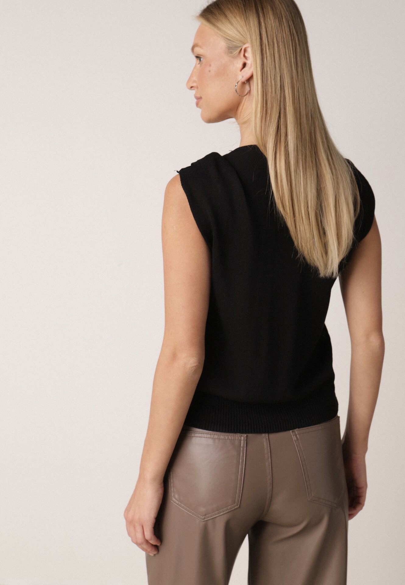 Czarna Dzianinowa Bluzka z Wiskozy Bez Rękawów z Biżuteryjną Aplikacją Orinera