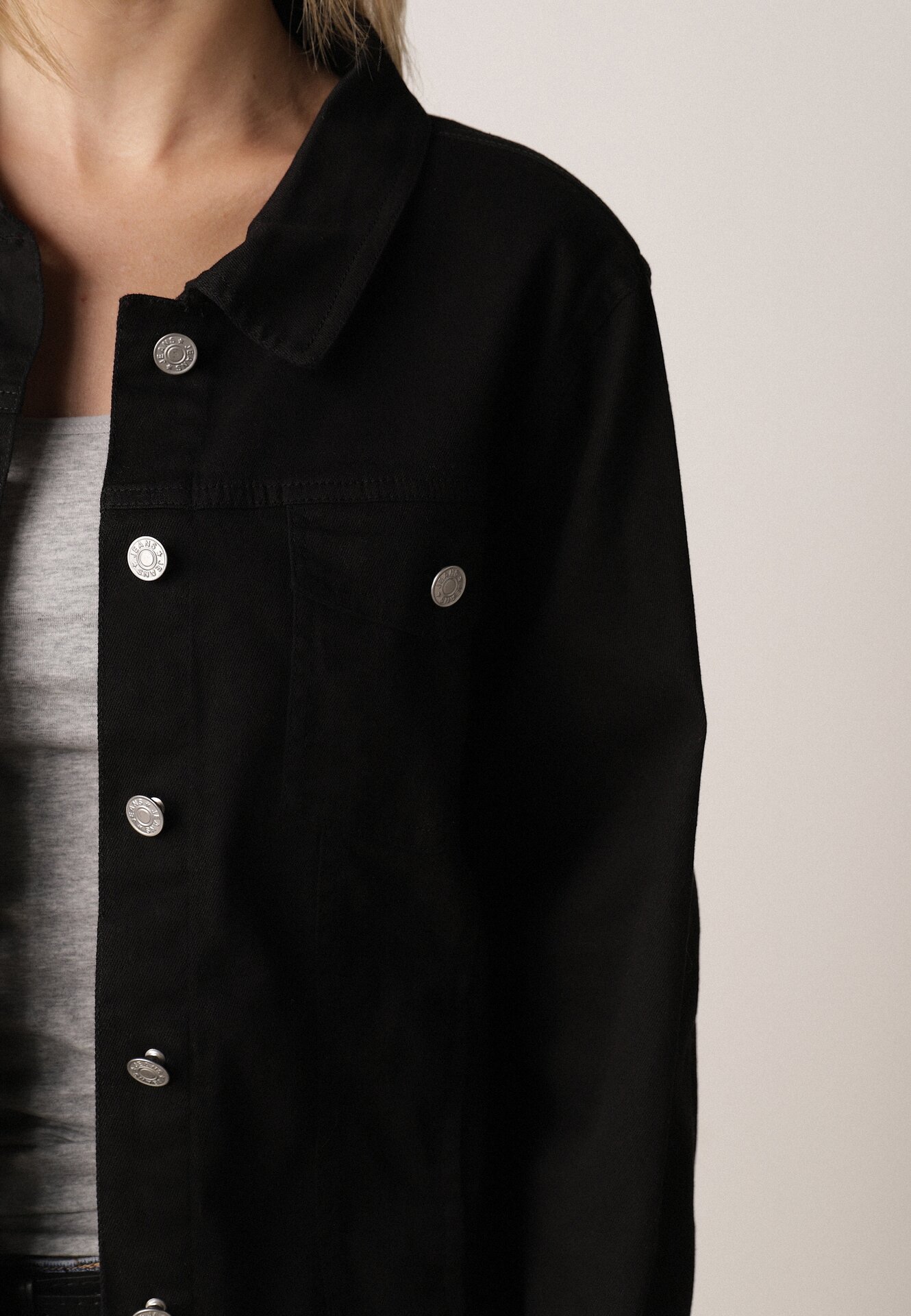 Czarna Bawełniana Kurtka Jeansowa Perimea