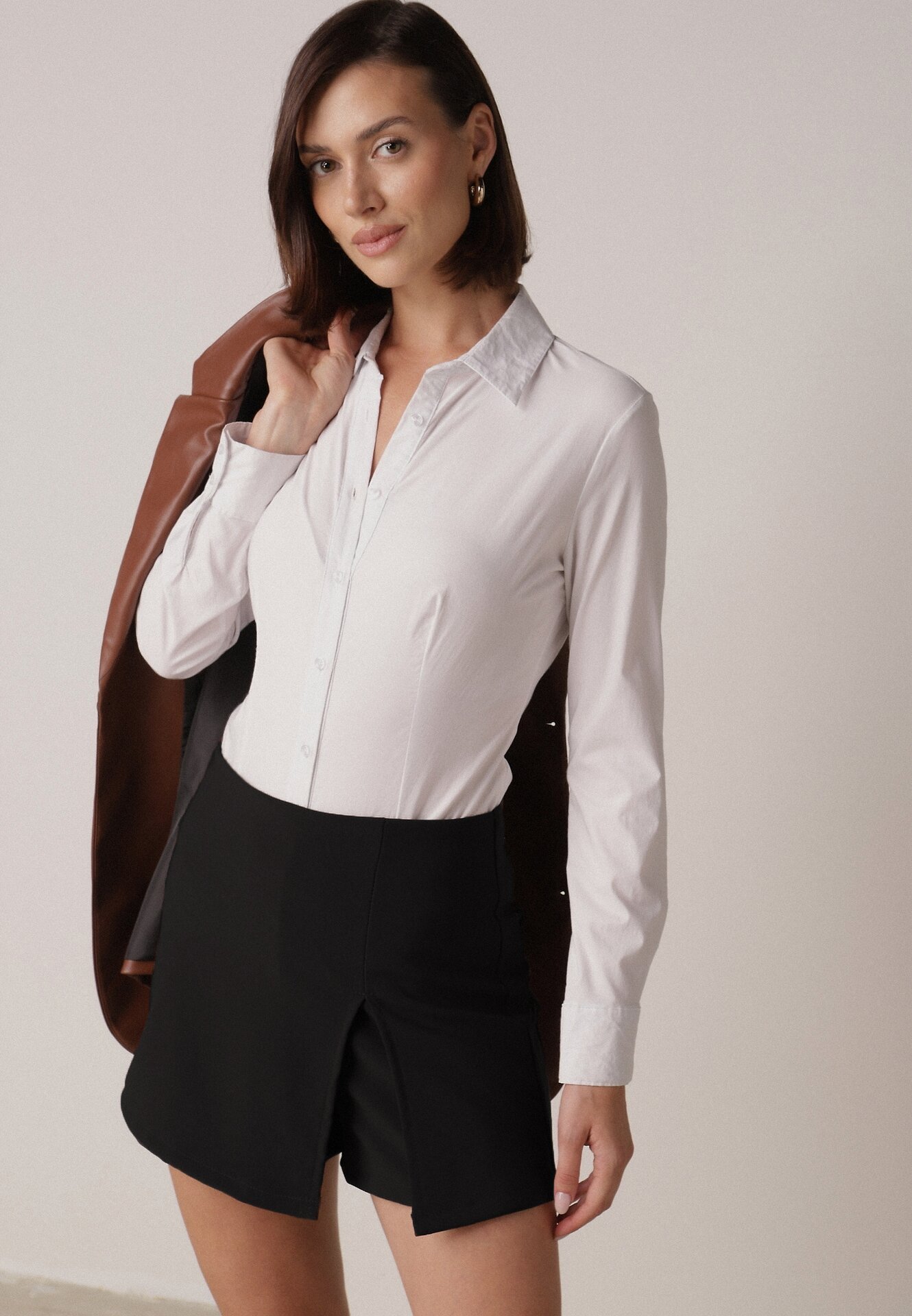 Czarne Spódnico-Szorty z Wysokim Stanem Zdobione Rozcięciem Crethoesa