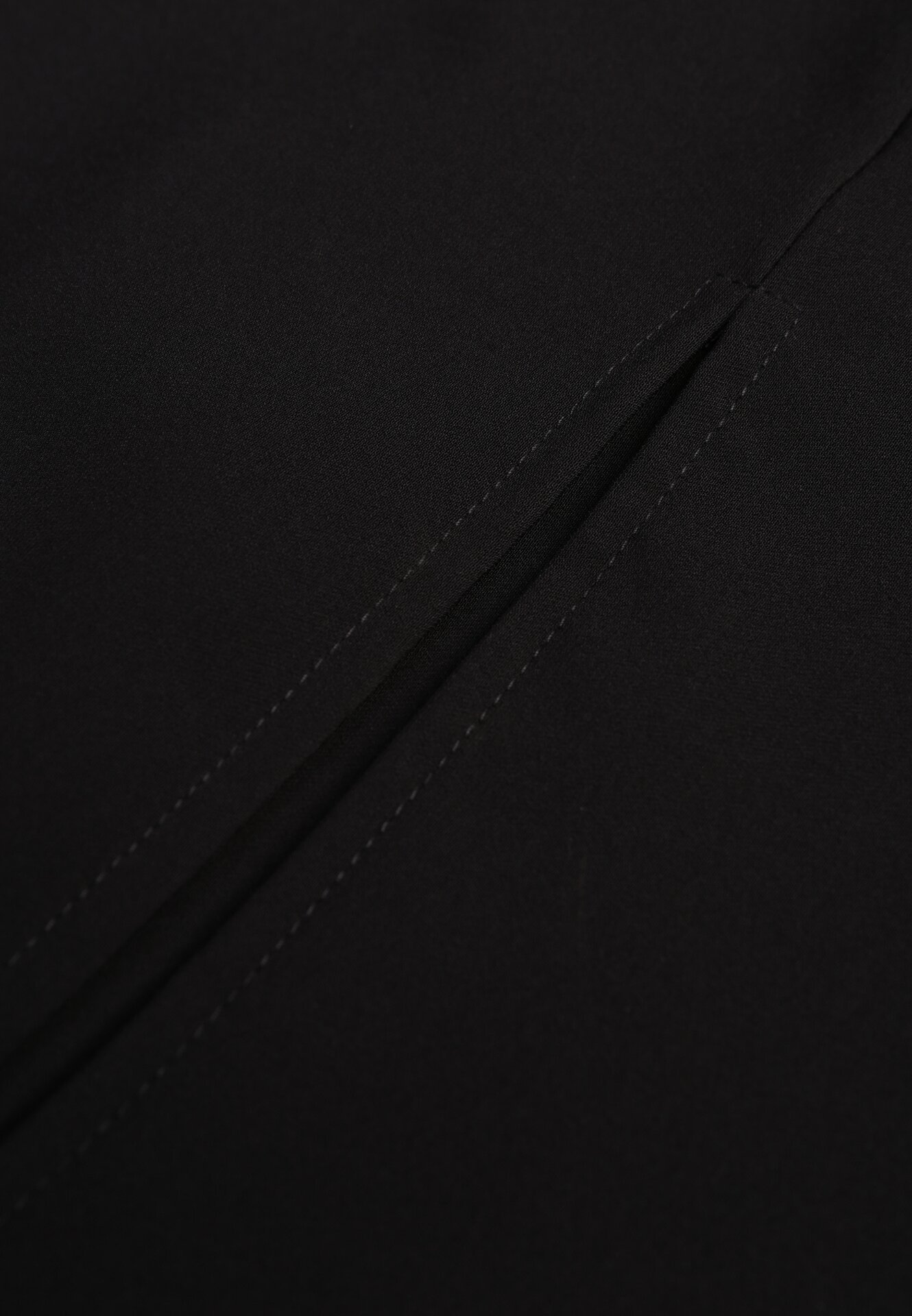 Czarne Spódnico-Szorty z Wysokim Stanem Zdobione Rozcięciem Crethoesa