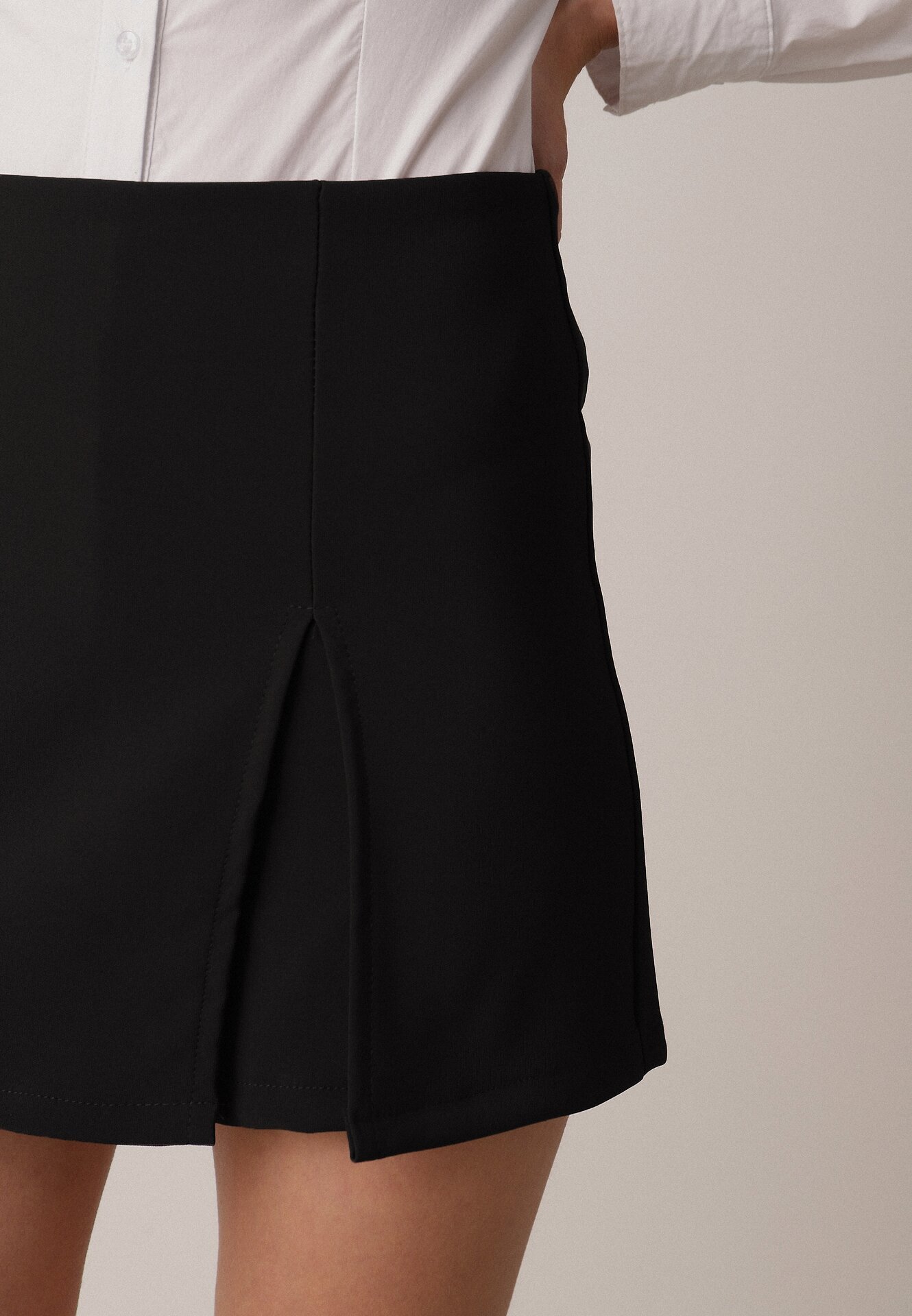 Czarne Spódnico-Szorty z Wysokim Stanem Zdobione Rozcięciem Crethoesa