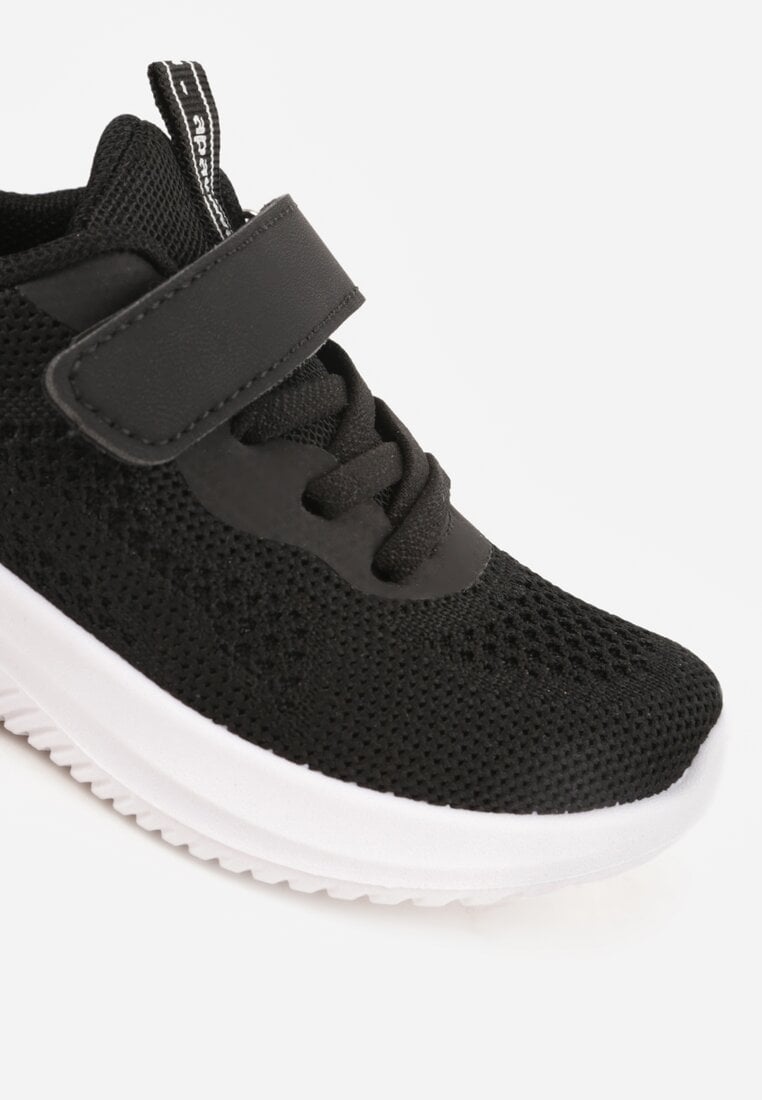 Czarno-Białe Buty Sportowe Sneakersy z Perforacją i Tłoczoną Podeszwą Uriltora