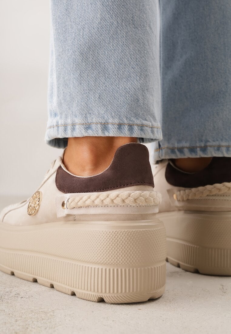 Beżowe Sneakersy Skórzane na Grubej Podeszwie z Plecionym Paskiem i Ozdobą Chalessei