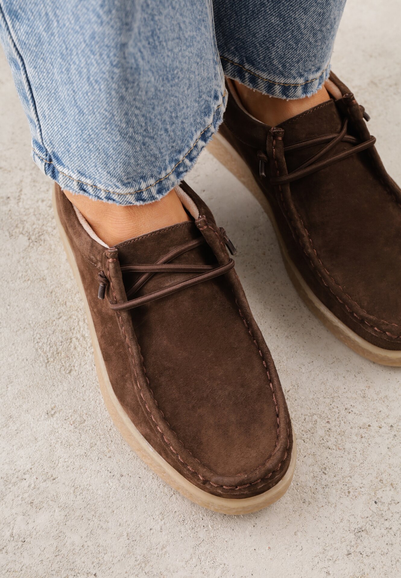 Brązowe Zamszowe Półbuty ze Skórzaną Wkładką i Ozdobnymi Przeszyciami Olenos