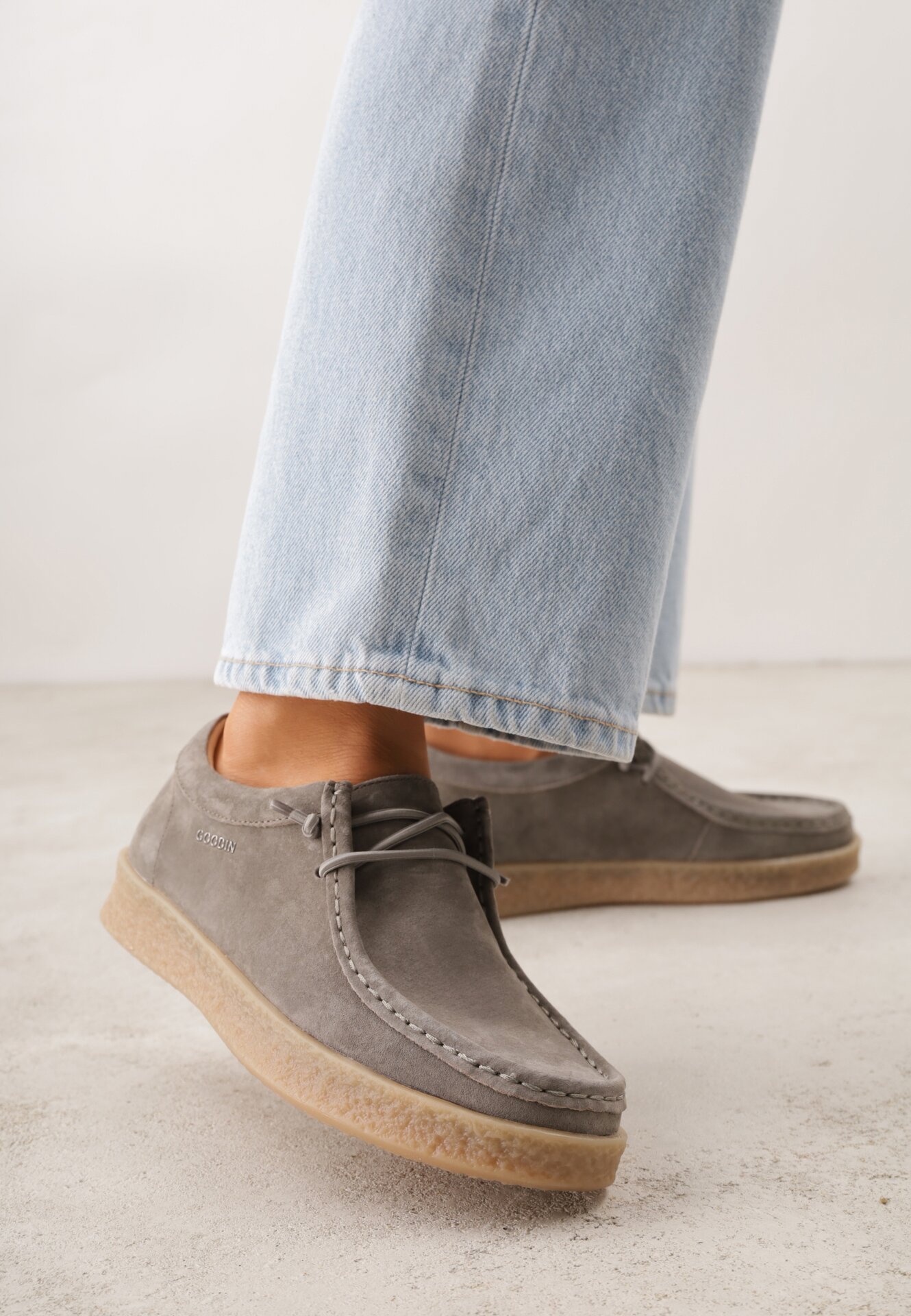 Ciemnobeżowe Zamszowe Półbuty ze Skórzaną Wkładką i Ozdobnymi Przeszyciami Olenos