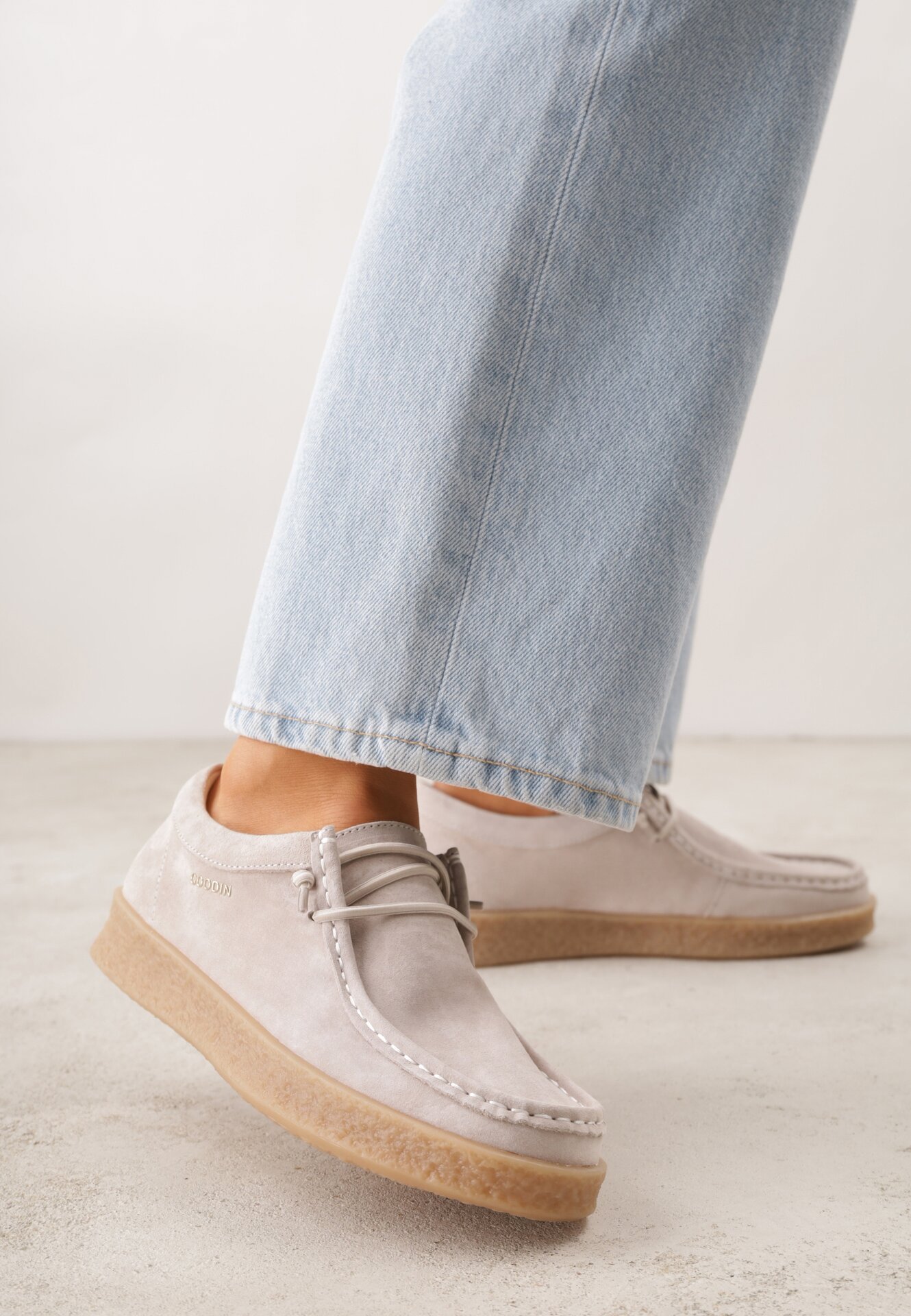 Beżowe Zamszowe Półbuty ze Skórzaną Wkładką i Ozdobnymi Przeszyciami Olenos