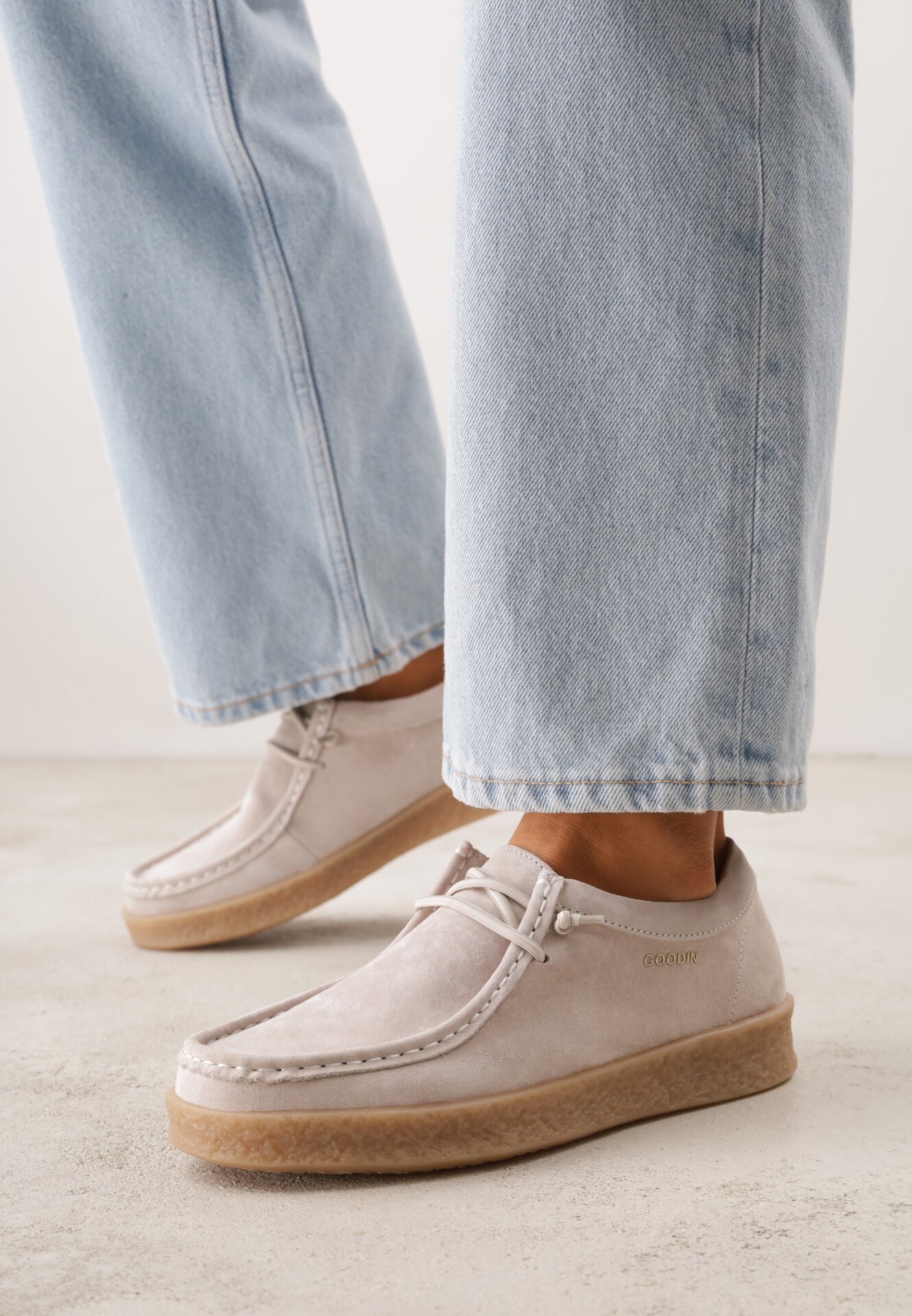 Beżowe Zamszowe Półbuty ze Skórzaną Wkładką i Ozdobnymi Przeszyciami Olenos