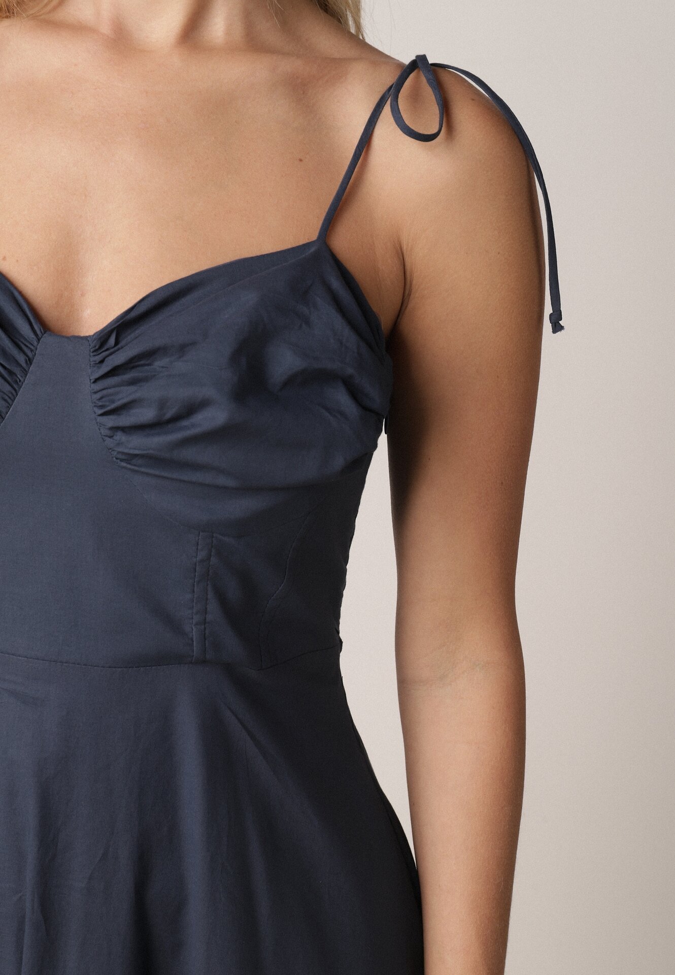 Granatowa Bawełniana Sukienka o Rozkloszowanym Kroju na Wiązanych Ramiączkach Milalisa