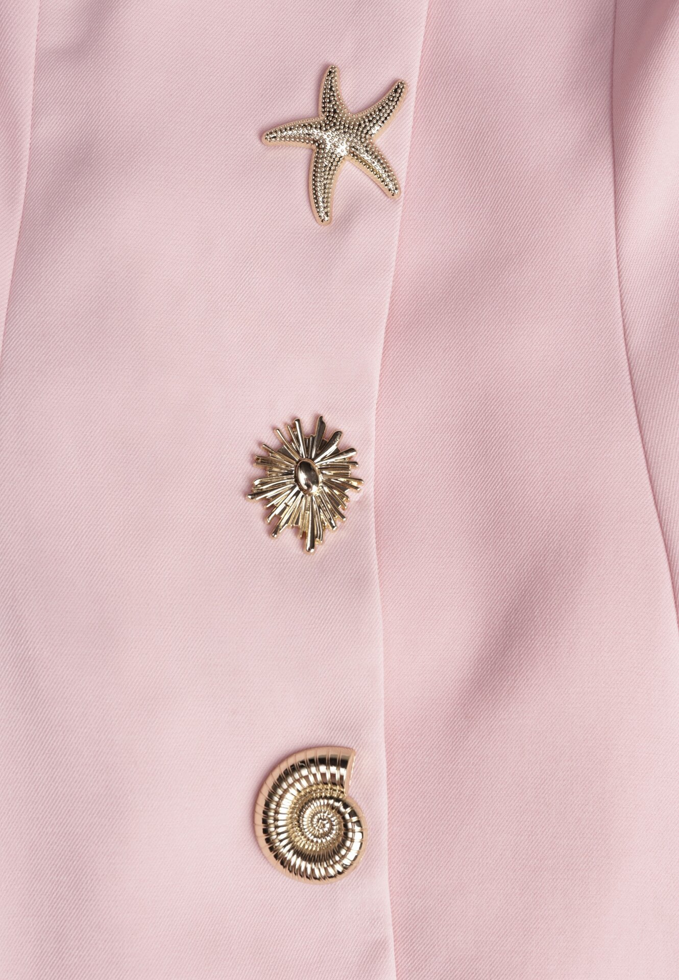 Różowa Sukienka Taliowana Wiązana na Szyi z Ozdobnymi Guzikami Cilamene