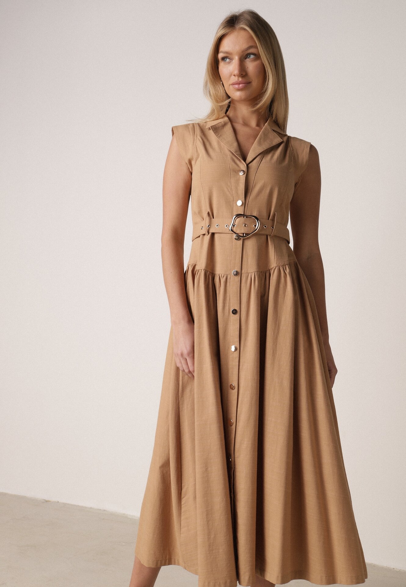 Beżowa Koszulowa Sukienka Bez Rękawów z Wiskozy i Bawełny z Paskiem Suranon