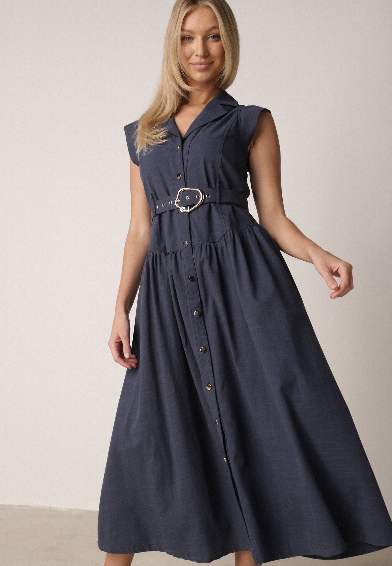 Granatowa Koszulowa Sukienka Bez Rękawów z Wiskozy i Bawełny z Paskiem Suranon