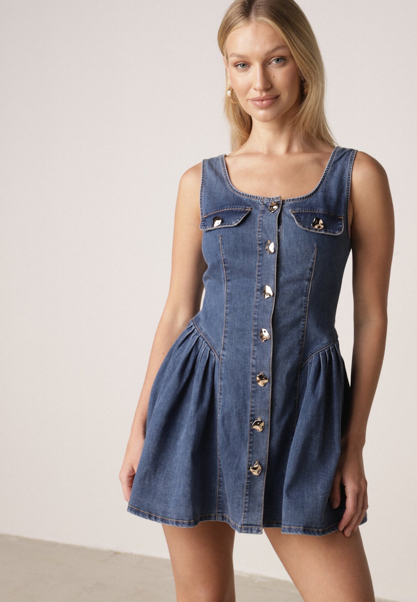 Niebieska Jeansowa Sukienka z Bawełny o Rozkloszowanym Kroju z Guzikami Nikesilea