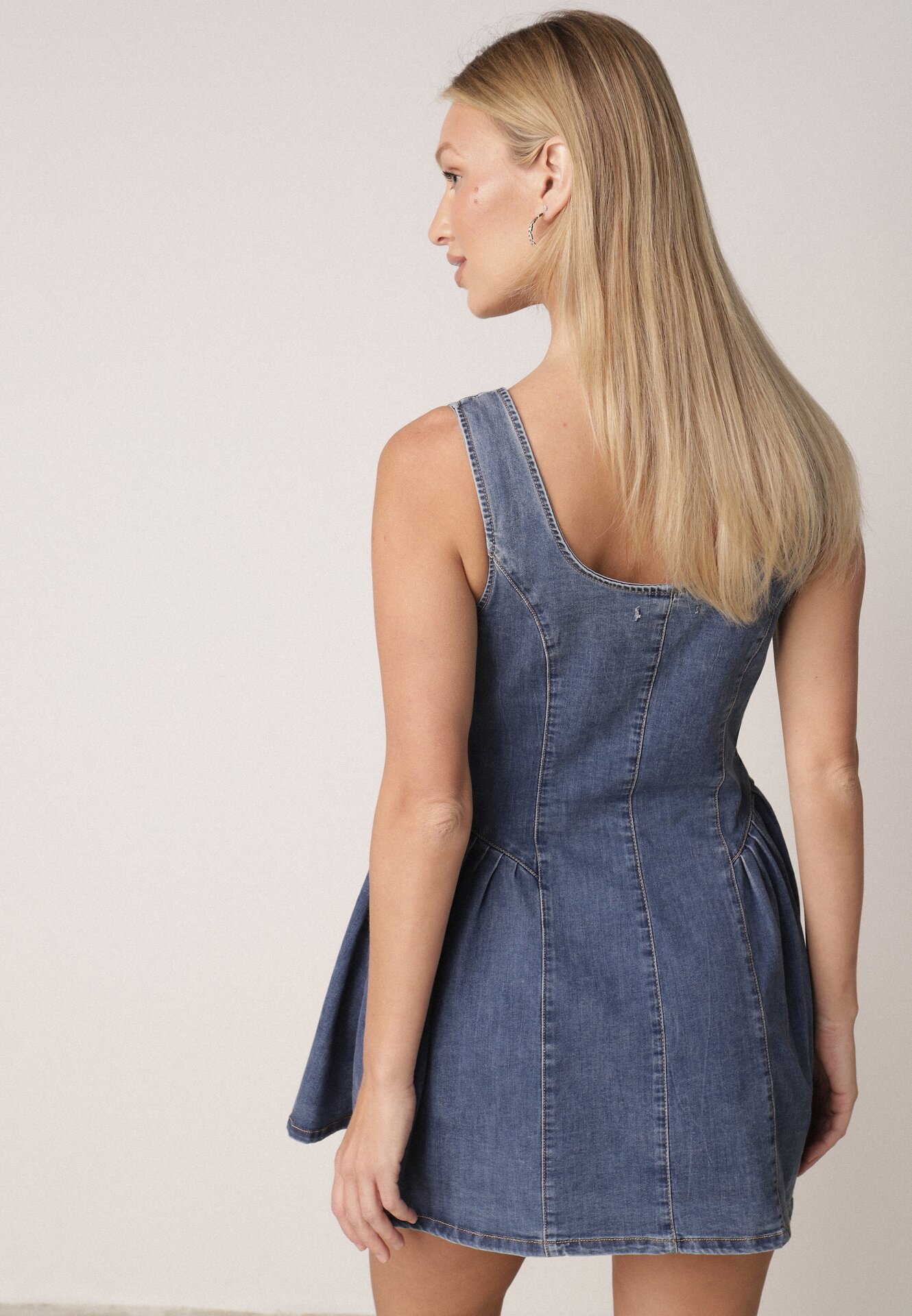 Niebieska Jeansowa Sukienka z Bawełny o Rozkloszowanym Kroju z Guzikami Nikesilea