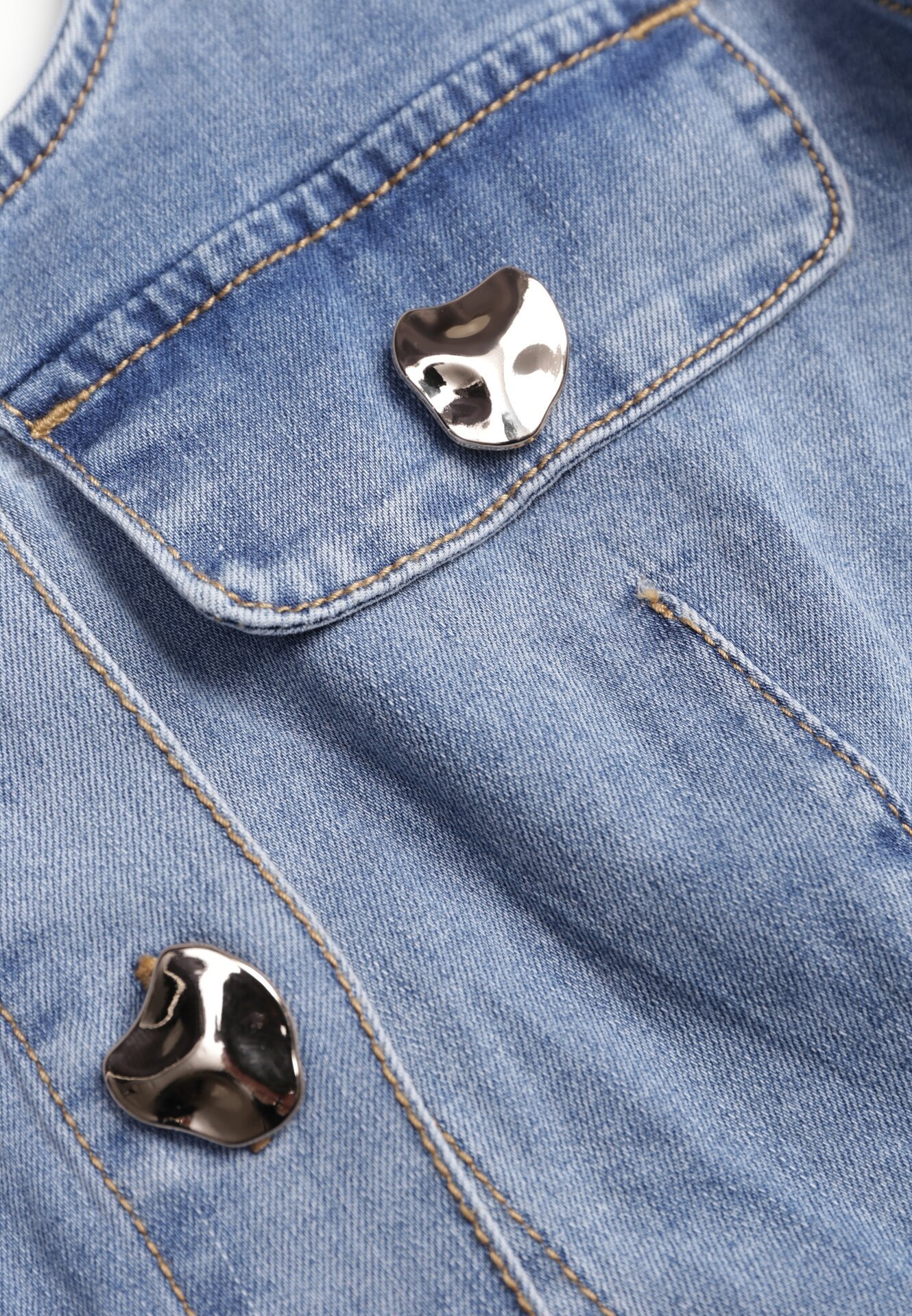 Jasnoniebieska Jeansowa Sukienka z Bawełny o Rozkloszowanym Kroju z Guzikami Nikesilea