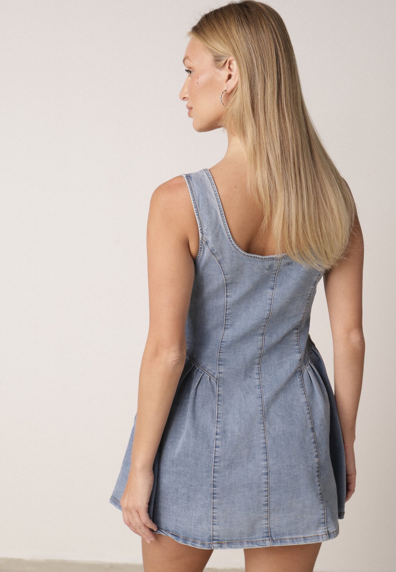 Jasnoniebieska Jeansowa Sukienka z Bawełny o Rozkloszowanym Kroju z Guzikami Nikesilea