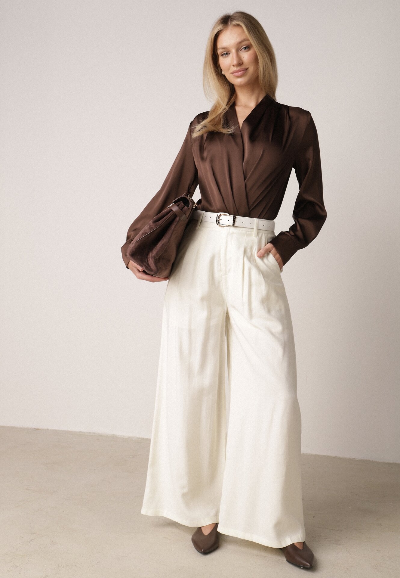 Białe Szerokie Spodnie Wiskozowe w Garniturowym Stylu z Paskiem Qera