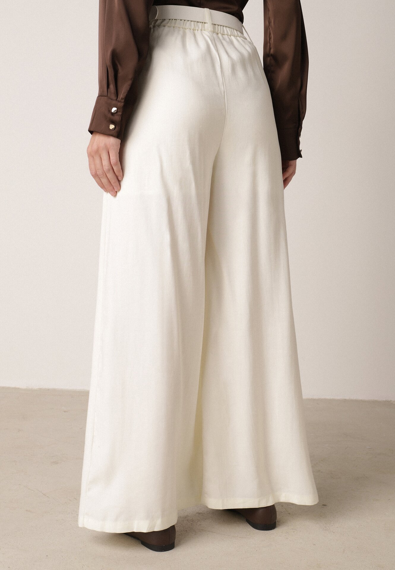 Białe Szerokie Spodnie Wiskozowe w Garniturowym Stylu z Paskiem Qera