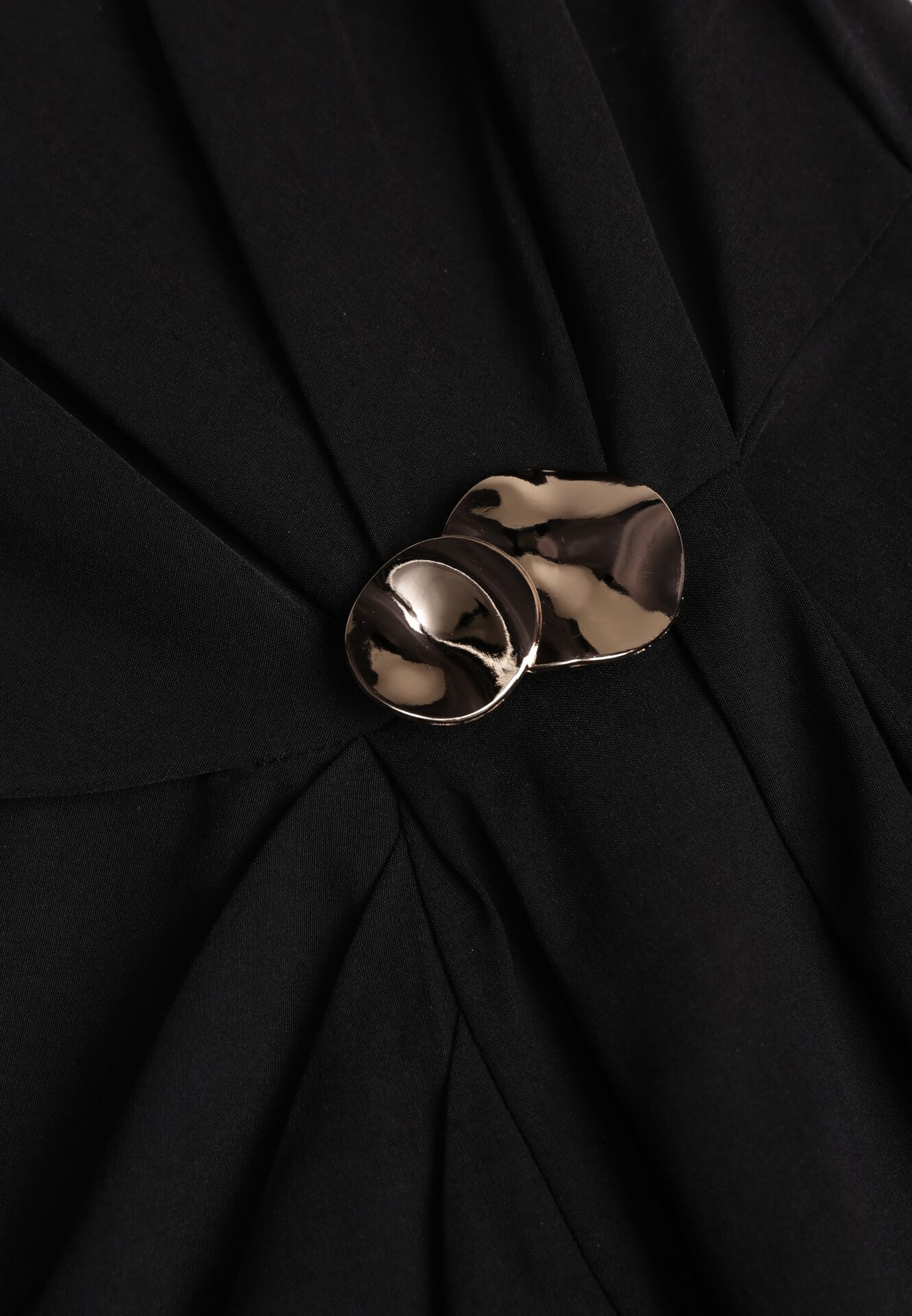 Czarna Sukienka z Wiskozą z Metaliczną Aplikacją i Rozcięciem na Nogę Aeradina