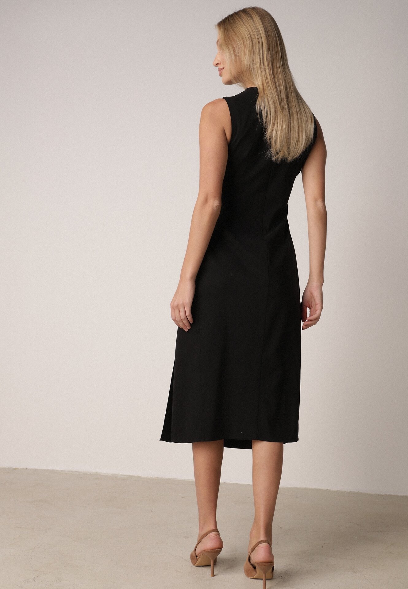 Czarna Sukienka z Wiskozą z Metaliczną Aplikacją i Rozcięciem na Nogę Aeradina