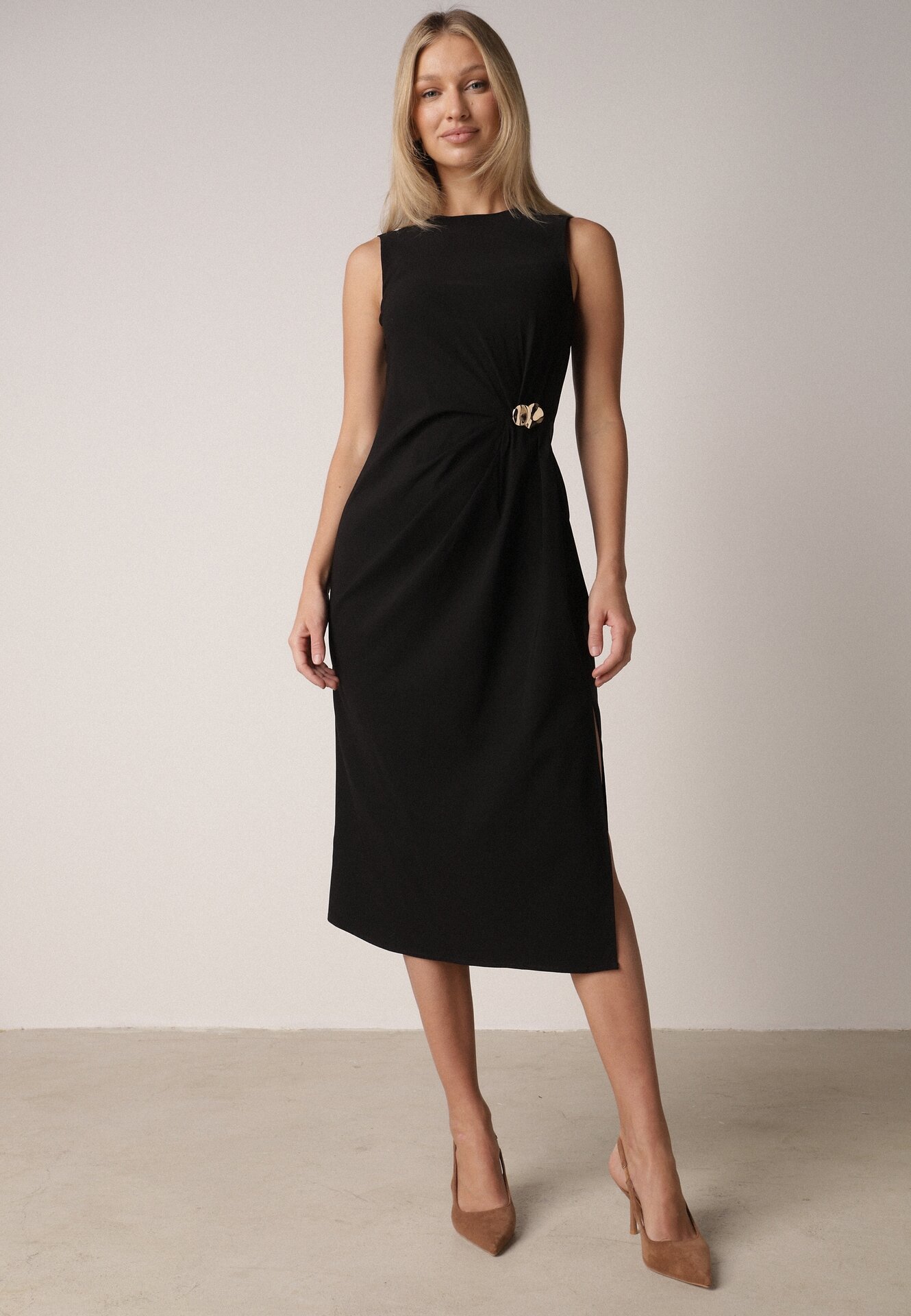 Czarna Sukienka z Wiskozą z Metaliczną Aplikacją i Rozcięciem na Nogę Aeradina