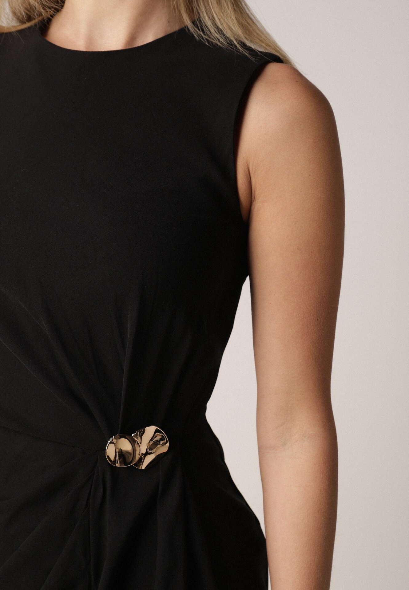 Czarna Sukienka z Wiskozą z Metaliczną Aplikacją i Rozcięciem na Nogę Aeradina